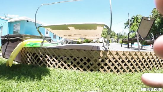 Подловил полуголой соседку в бассейне и наконец то трахнул красотку