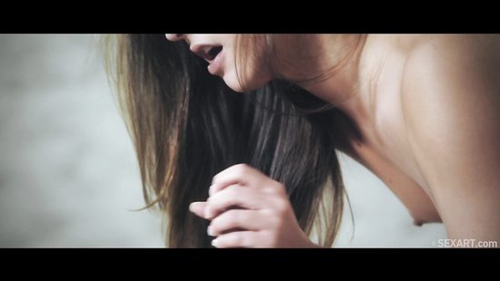 Нежные ролевые игры очаровательной брюнетки и бойфренда в спальне