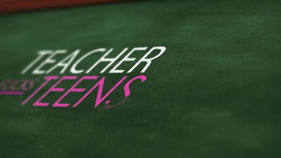 Студент вместо занятий полез под юбку симпатичной преподавательницы