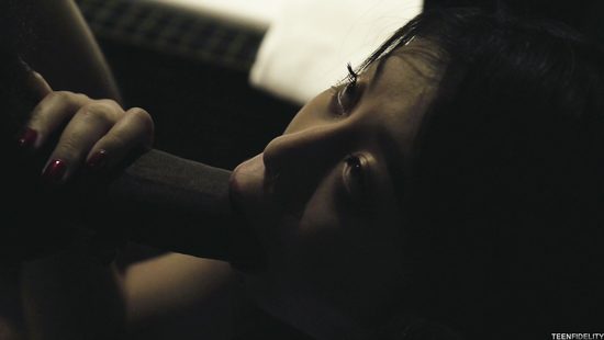 Поймал в квартире узкоглазую воровку и чпокнул сучку большим членом