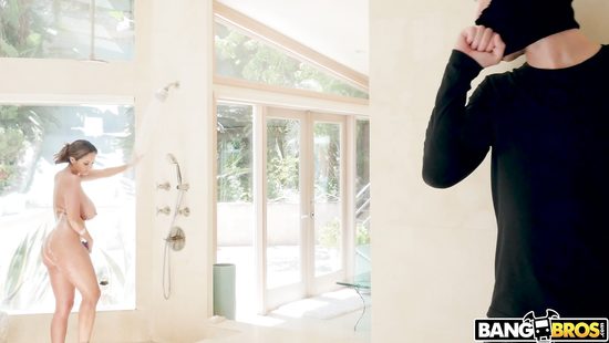 Русский развратник трахнул зрелую соседку с огромными дойками