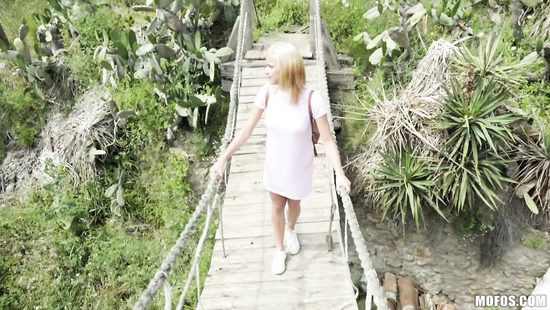 Испанский пикапер за деньги трахнул на улице белокурую латинку