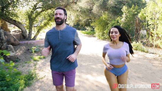 Наглая фитоняшка напросилась на групповой секс к спортивной семейной паре