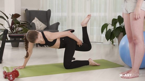 Начинающие спортсменки вместо тренировки занялись лесбийским сексом