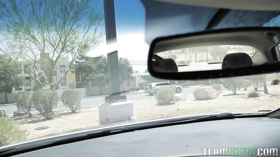 Незнакомец за деньги трахнул невероятно красивую студентку