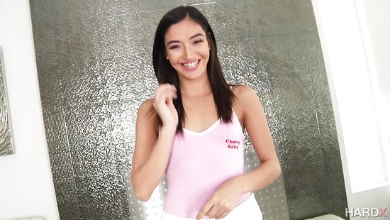 Худая брюнетка с легкостью отсасывает болты сразу шести мужикам