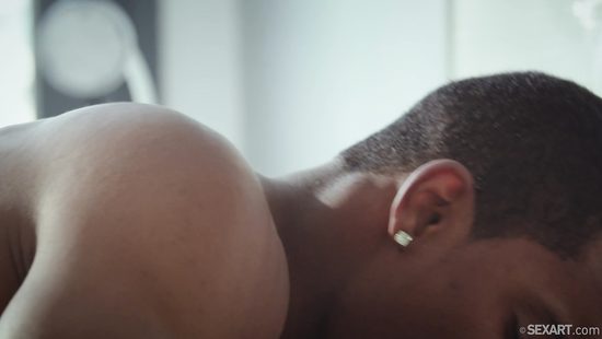 Алина Ерёменко красиво трахается в спальне с мускулистым негритосом