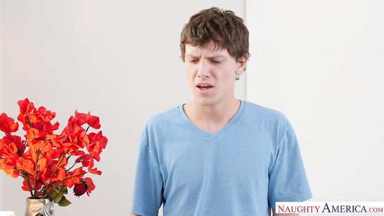 Молодой парнишка помогает травмированной взрослой женщине получить оргазм