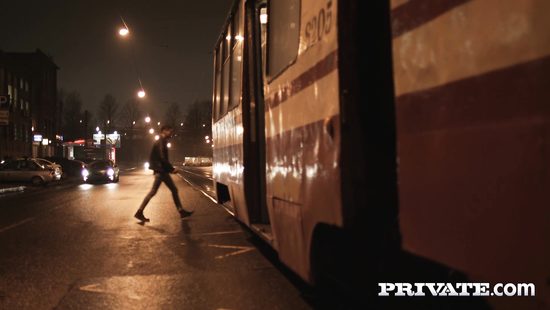 Пассажир трамвая раскрутил русскую красавицу на анальный секс