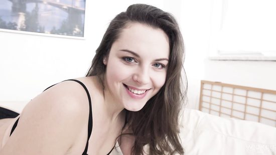 Анальное прослушивание обернулось для брюнетки банальным трахом в попку