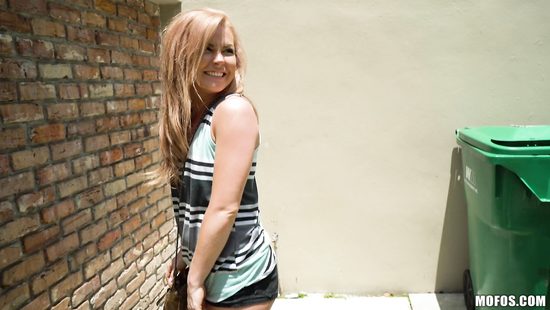 За зелёные деньги девка согласилась дать пикаперу прямо на улице