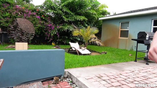 Снял в супермаркете молодушку и чпокнул на улице от первого лица