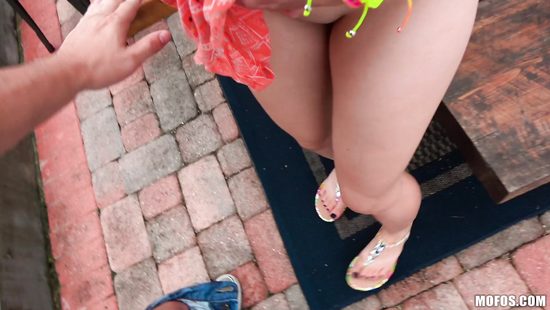 Снял в супермаркете молодушку и чпокнул на улице от первого лица