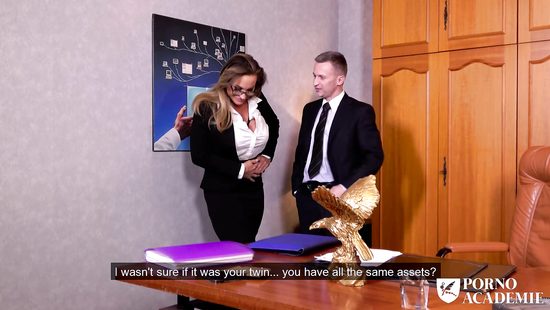 Завуч колледжа устроила в спортзале групповуху с директором и студентом