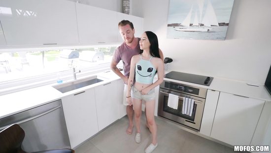 Толстый большой член не испугал миниатюрную брюнетку и она его соснула