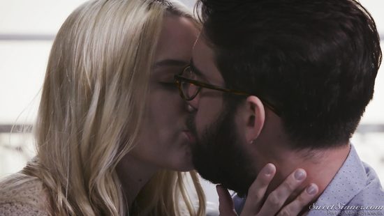 Поставила перед диваном ноутбук и пригласила трахаться знакомого мужика