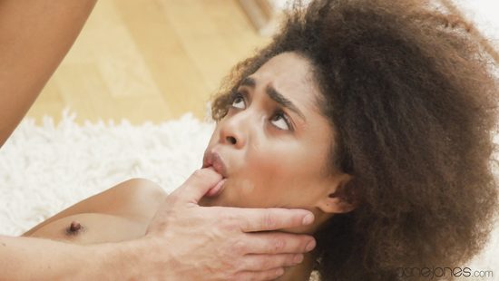 Бразильская красотка дала белому самцу в лесу и дома на лестнице