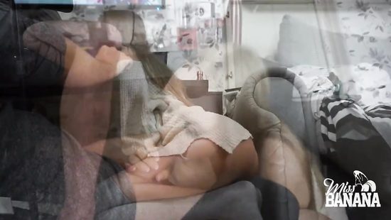 Отвлекла геймера от игры минетом и встала перед ним раком