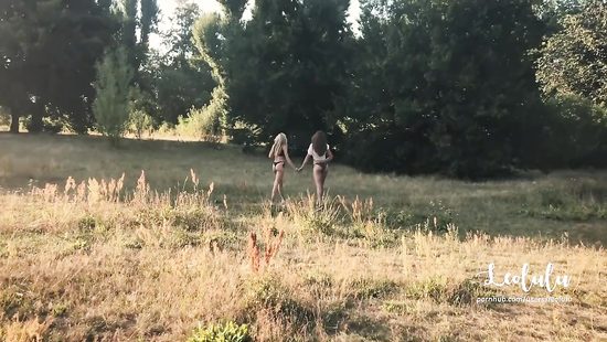 Публичный секс в общественном парке развратной пары на глазах у подруги