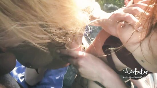 Публичный секс в общественном парке развратной пары на глазах у подруги