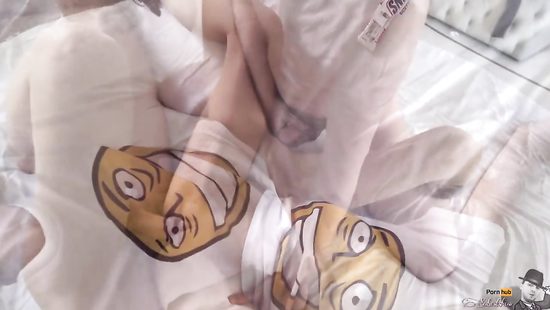 Возбуждённая худая блонда шпилится с приятелем на камеру смартфона