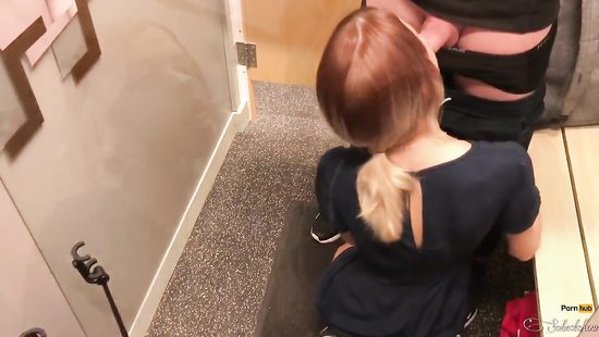 В примерочной магазина подруга делает бойфренду глубокий минет