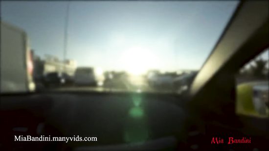 Делает мажору в машине глубокий минет и даёт в анальную дырку