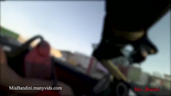 Делает мажору в машине глубокий минет и даёт в анальную дырку