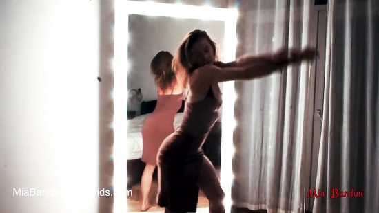 Танцовщица сделала другу минет на камеру и дала в попку раком