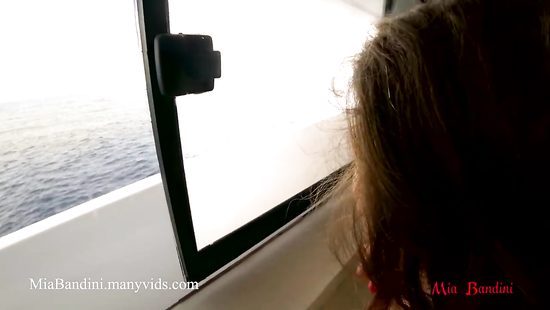 Во время путешествия лысый муж приболтал жену трахнуться в попу на камеру