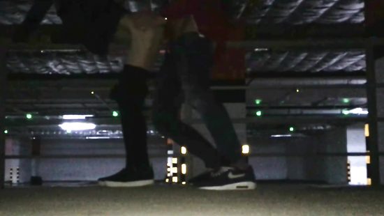 На ночной стоянке красивая блондинка сделала другу зашибательский минет