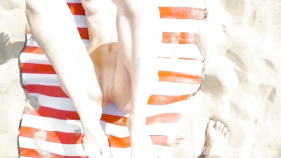 На нудистском пляже трахнул на любительскую камеру худенькую подругу