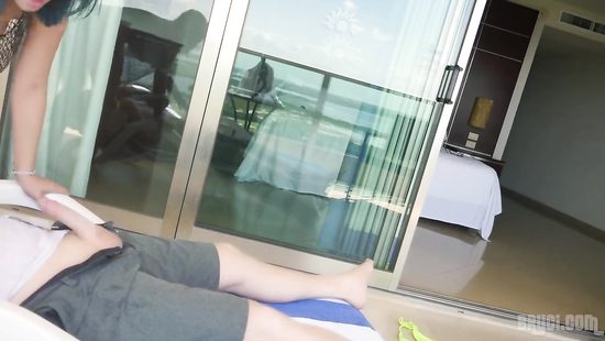 Сочная брюнетка сделала милому сказочный минет и насладилась спермой