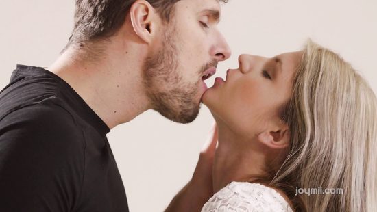 После фотосессии фотограф в студии дал за щеку сексуальной модели