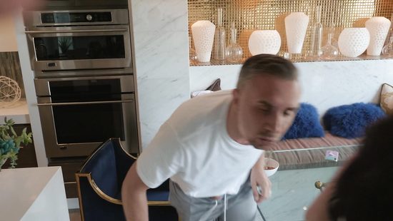 Падчерица случайно увидела большой член отчима и сумела его соблазнить