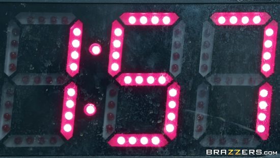 Экспертша по взрывам успокаивает полицейского жарким сексом