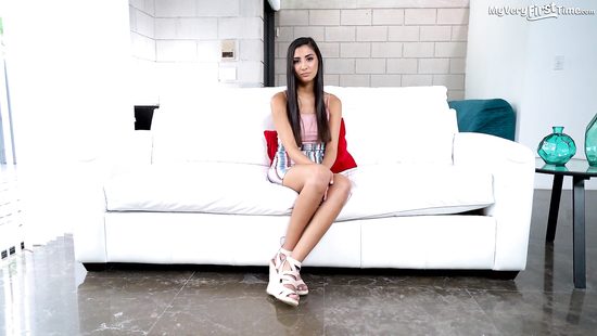 Скромная девка не стала ломаться и раздвинула ноги перед агентом кастинга