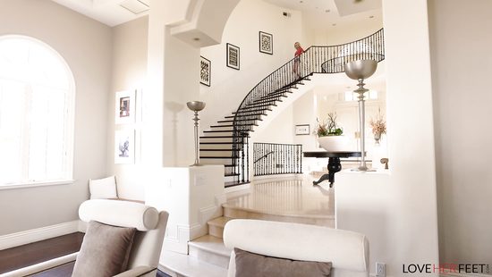 Миниатюрная худая блондинка подрочила хер ступнями и уселась на него