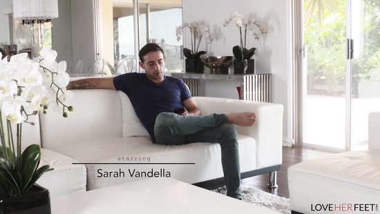 Мачеха блондинка даёт пасынку полизать ножки и балует фут фетишем