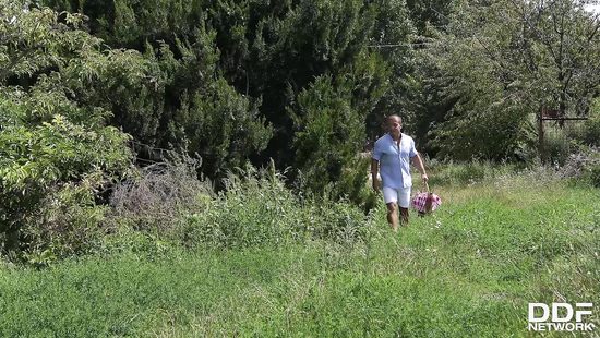 Качок пригласил грудастую подругу на природу и получил шикарный отсос