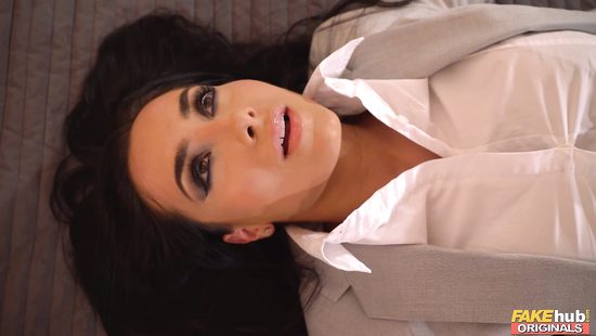 В командировке бизнес дама изменяет мужу с деловым партнёром