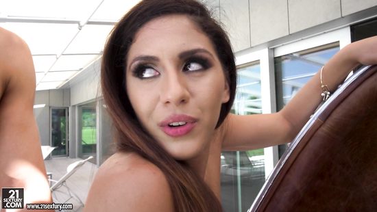 Секси латинка дрочит другу болт ступнями и даёт в сочную задницу