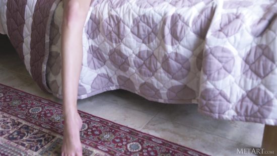 Кареглазая украинка разбирает сексуальные трусики и позирует обнаженной