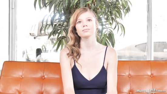 Молоденькая девка мощно обкончалась от траха большим членом на кастинге