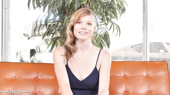 Молоденькая девка мощно обкончалась от траха большим членом на кастинге