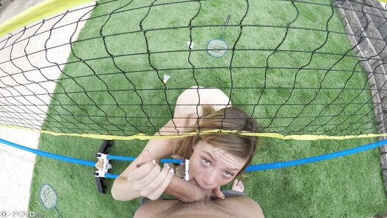 Озабоченный ловелас страстно трахает стройную девушку на бильярдном столе