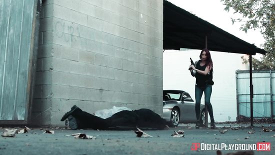 Смелая красотка освободила из плена свою любовницу и занялась с ней сексом