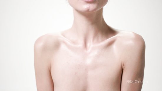 Сольное выступление стройной украинской гимнастки в обнажённом виде