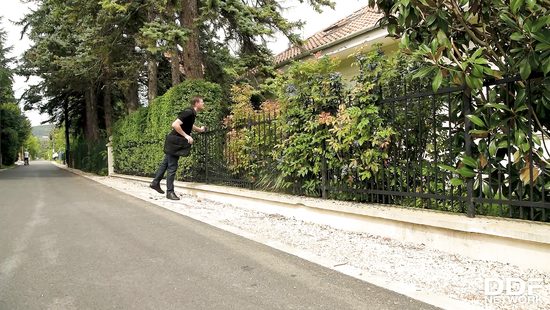 Забрался в дом чтобы покушать а в итоге чпокнул в жопу грудастую хозяйку