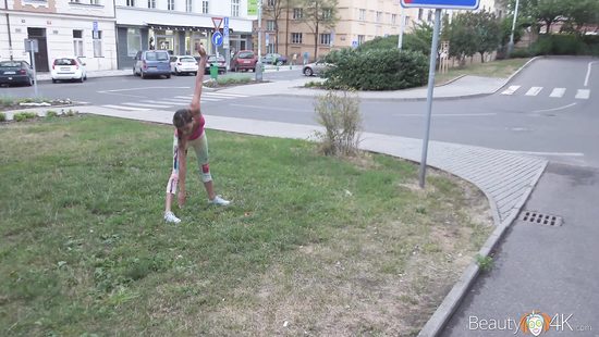 Привёл домой с улицы красивую девчонку и поимел её на кухне